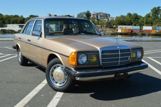 1981 Mercedes-Benz 300-Series 300D 4 Door Sedan - photo 4