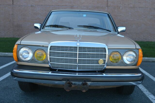 1981 Mercedes-Benz 300-Series 300D 4 Door Sedan - photo 5