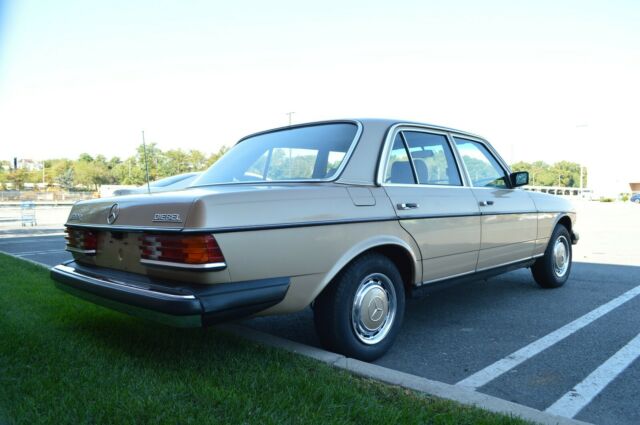 1981 Mercedes-Benz 300-Series 300D 4 Door Sedan - photo 9