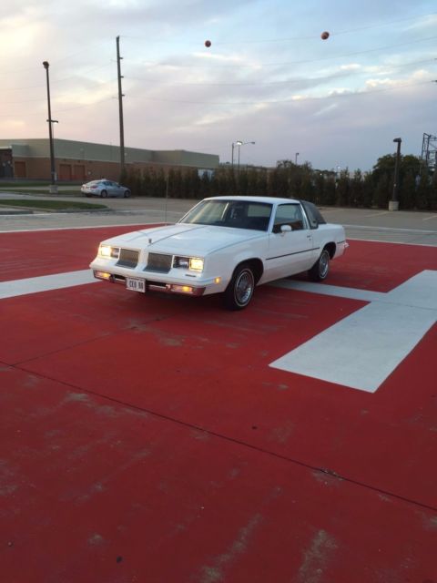 1981 Oldsmobile Cutlass Supreme (Collectors Item) 1981 Oldsmobile Cutlass Base Coupe 2-Door
