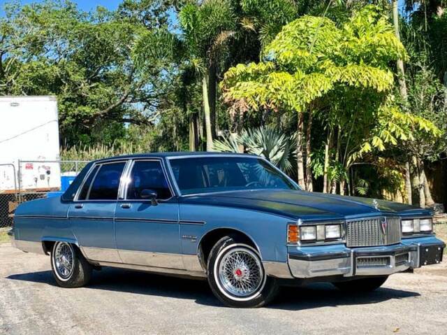 1981 Pontiac Bonneville Brougham 4dr Sedan Automatic 4-Speed RWD V8 5.0L 1981 Pontiac Bonneville Brougham 4dr Sedan