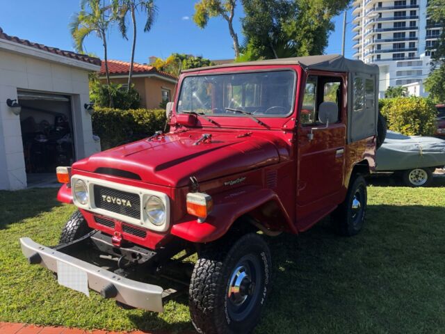1981 restored mechanic red 4x4 Toyota Soft top FJ-40 with 4.200cc original 1981 Toyota Land Cruiser FJ40