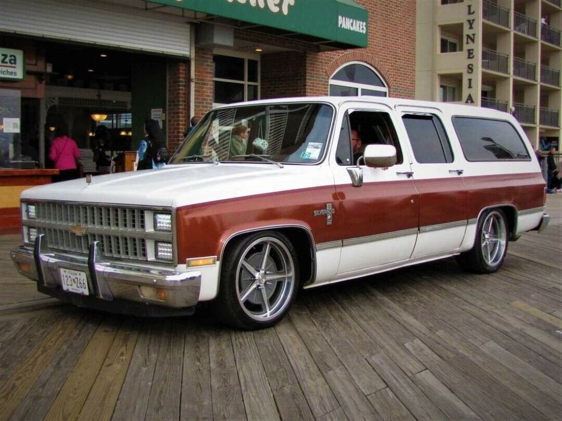 1982 Chevrolet C10 Suburban SUV White RWD Automatic C10 1982 Chevrolet C10 Suburban C10