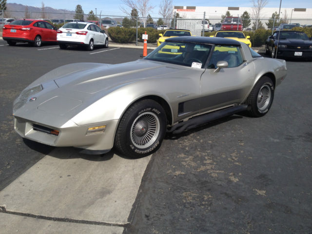 1982 Chevy Corvette collectors edition 5.7-V8 auto trans / Worldwide shipping 1982 Chevrolet Corvette Collectors Edition