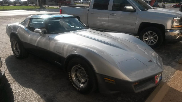 1982 Coupe Used 5.7L V8 Automatic 4-Speed Unknown RWD Silver 1982 Chevrolet Corvette