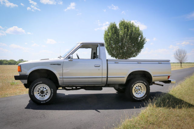 1982 Datsun 720 Pickup 4 x 4 55k original miles new tires and wheels - photo 4