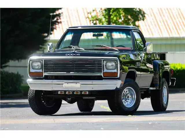1982 Dodge Power Wagon Royal W-150 Power Ram Stepside Bed 4WD