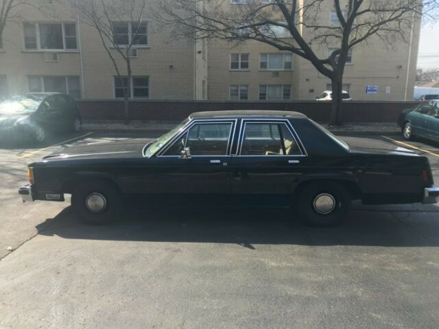 1982 Ford Crown Victoria - photo 2