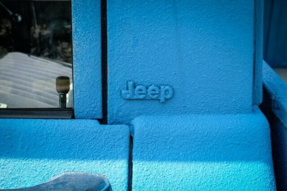 1982 Jeep Pickup 4WD J20 5.9 V8 Engine 4wd Manual Rhino Blue Wrap Paint - photo 3