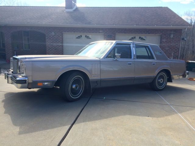 1982 Lincoln Continental - photo 2