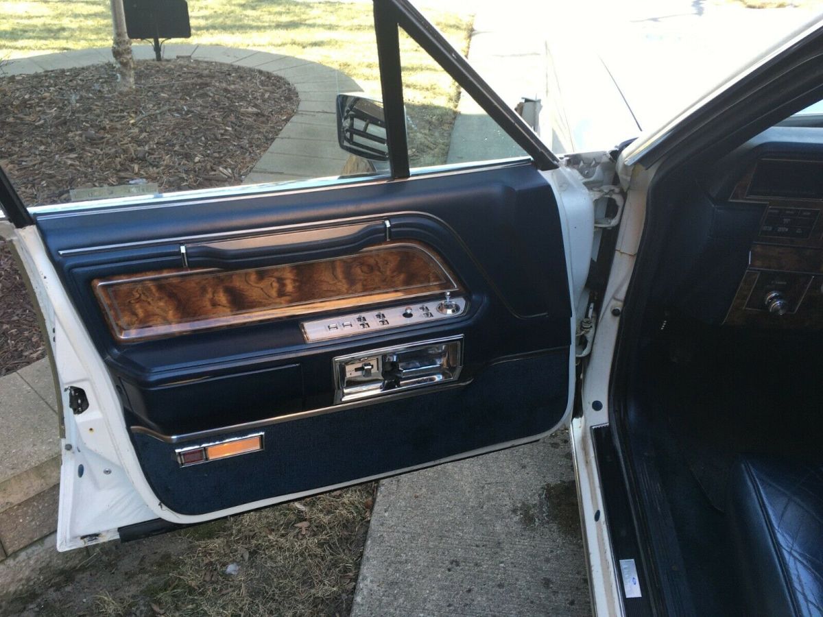 1982 Lincoln Town Car - photo 10