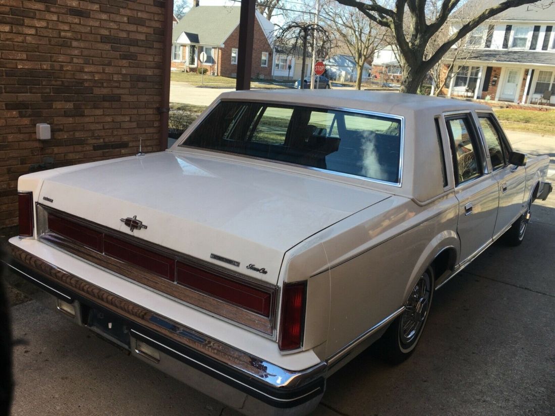 1982 Lincoln Town Car - photo 4