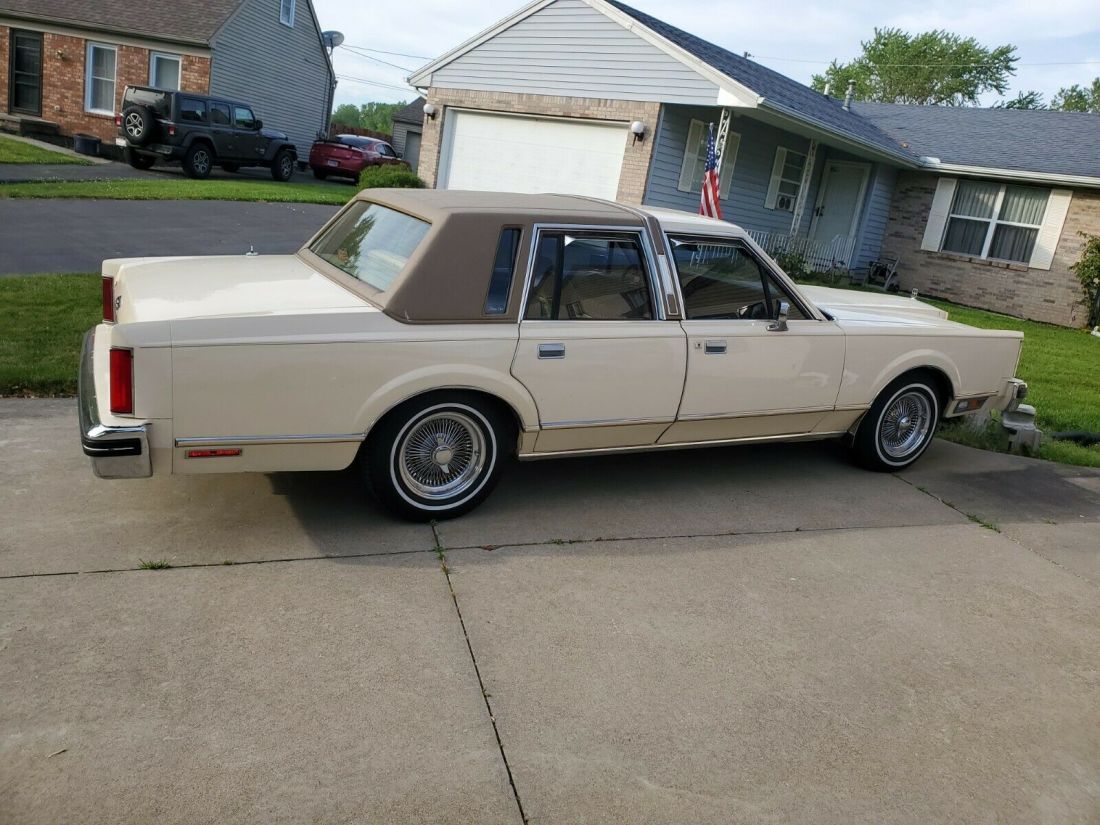 1982 Lincoln Town Car - photo 2