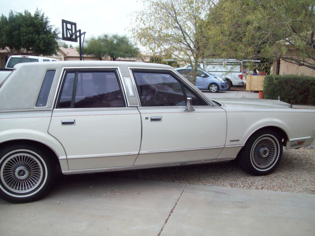 1982 Lincoln Town Car - photo 2
