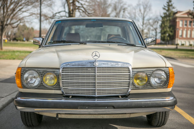1982 Mercedes-Benz 200-Series DIESEL W123 240D **Only 50K MILES** - photo 2