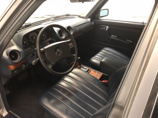 1982 Mercedes-Benz 200-Series - photo 12