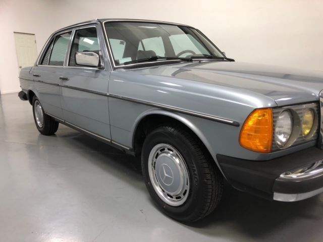 1982 Mercedes-Benz 200-Series - photo 2
