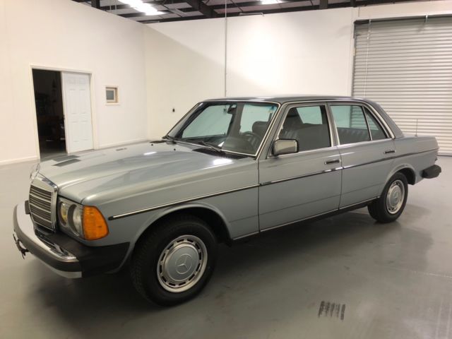 1982 Mercedes-Benz 200-Series - photo 3