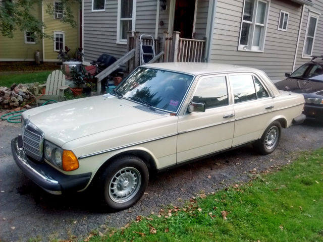 1982 Mercedes 300D Turbo Diesel 1982 Mercedes-Benz 300-Series W123