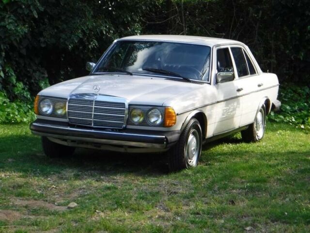 1982 Mercedes-Benz 200-Series 240 D 4dr Diesel Sedan - photo 2