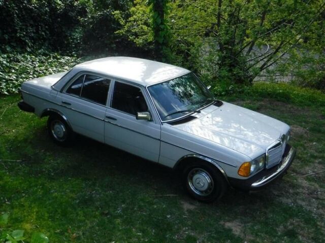 1982 Mercedes-Benz 200-Series 240 D 4dr Diesel Sedan - photo 3