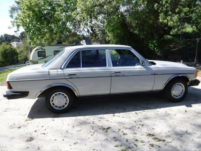 1982 Mercedes-Benz 200-Series 240 D 4dr Diesel Sedan - photo 4