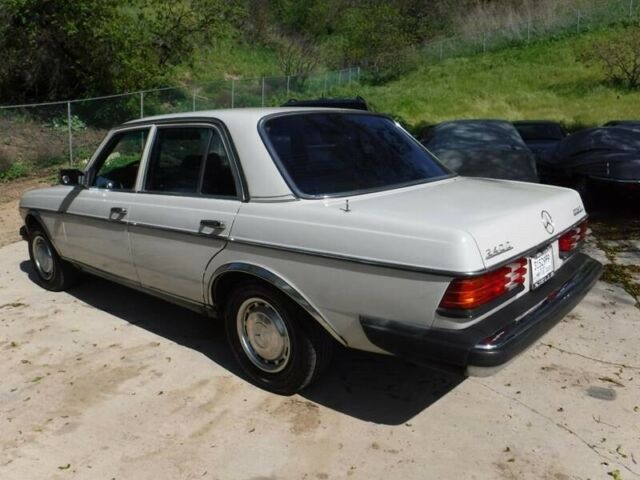 1982 Mercedes-Benz 200-Series 240 D 4dr Diesel Sedan - photo 9