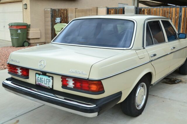 1983 Mercedes-Benz 200-Series - photo 6