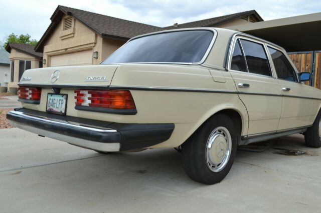 1983 Mercedes-Benz 200-Series - photo 7