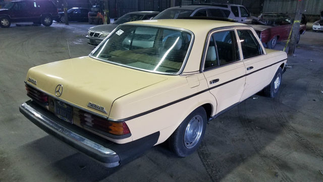1982 Mercedes-Benz 200-Series - photo 4