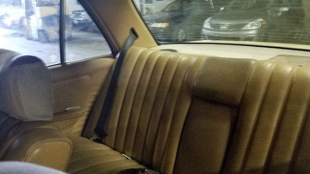 1982 Mercedes-Benz 200-Series - photo 8