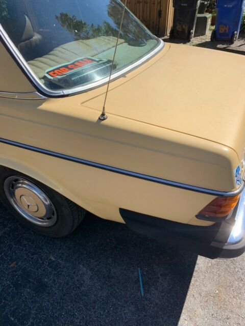 1982 Mercedes-Benz 200-Series - photo 6