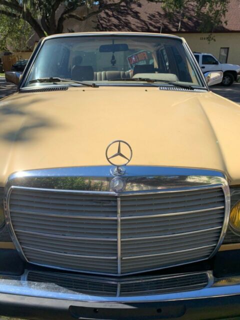 1982 Mercedes-Benz 200-Series - photo 9