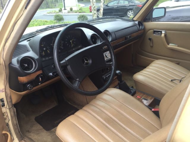 1982 Mercedes-Benz 200-Series - photo 11