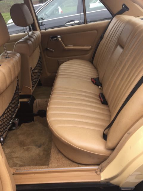 1982 Mercedes-Benz 200-Series - photo 12