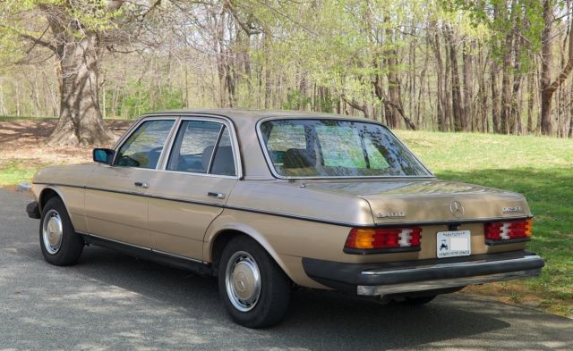 1982 Mercedes-Benz 200-Series - photo 3