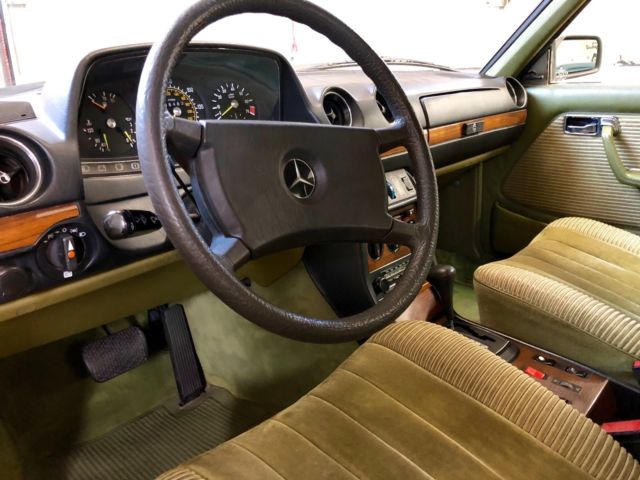 1982 Mercedes-Benz 200-Series - photo 11