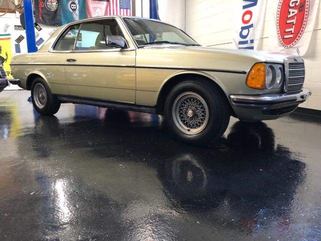 1982 Mercedes-Benz 200-Series - photo 4