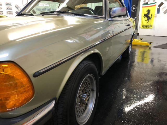 1982 Mercedes-Benz 200-Series - photo 5