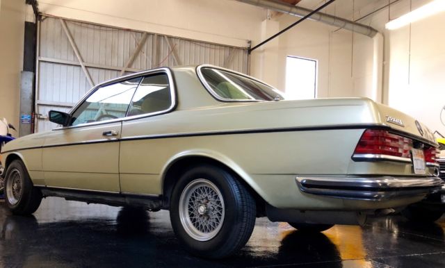 1982 Mercedes-Benz 200-Series - photo 6