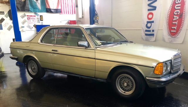 1982 Mercedes-Benz 200-Series - photo 7