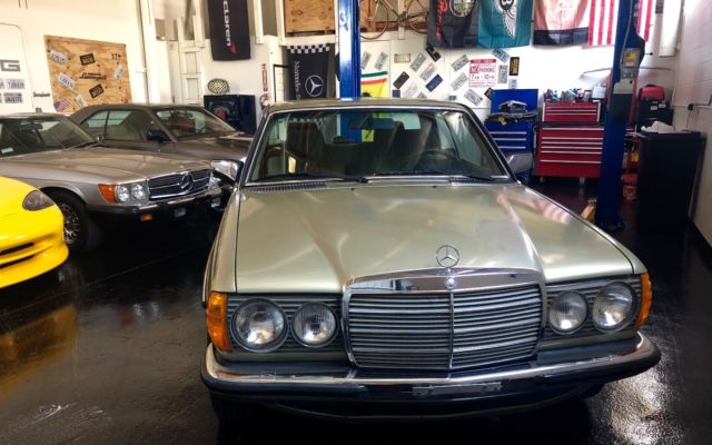 1982 Mercedes-Benz 200-Series - photo 8