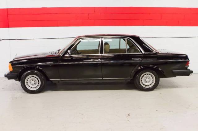 1982 Mercedes-Benz 300-Class 300D 4dr Turbodiesel Sedan Automatic 4-Speed RWD I5 1982 Mercedes-Benz 300-Series 300D 4dr Turbodiesel Sedan