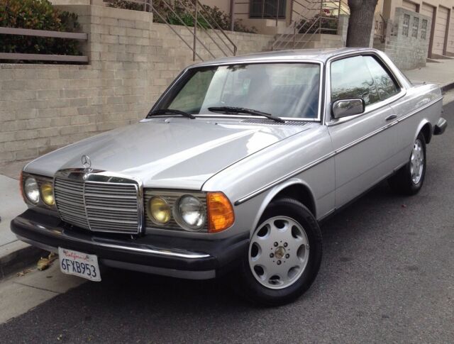 1982 Mercedes Benz 300CD Turbo Diesel with Sunroof and Bluetooth Stereo with Amp 1982 Mercedes-Benz 300-Series