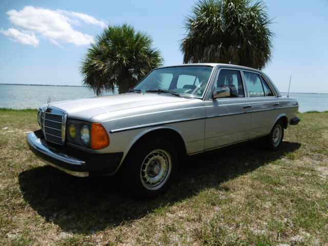 1982 Mercedes-Benz 300D Base Sedan 4-Door 3.0L 1982 Mercedes-Benz 300-Series