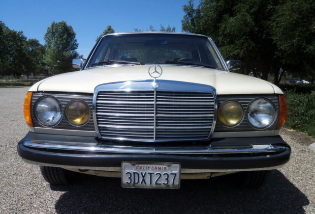 1982 Mercedes-Benz 300-Series Base Sedan 4-Door - photo 5