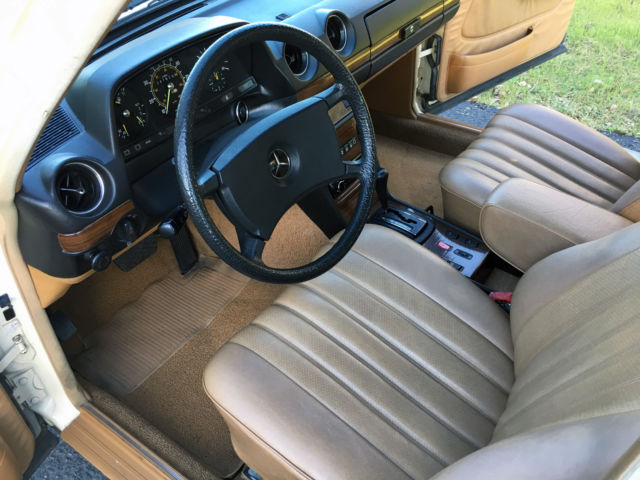 1982 Mercedes-Benz 300-Series Base Sedan 4-Door - photo 9