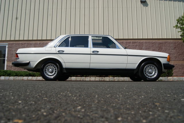1982 Mercedes-Benz 300-Series Base Sedan 4-Door - photo 5
