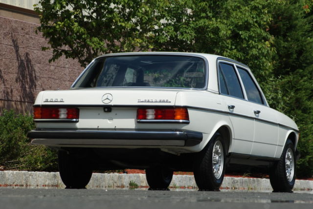 1982 Mercedes-Benz 300-Series Base Sedan 4-Door - photo 7
