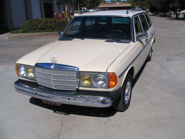1982 Mercedes-Benz 300TD Base Wagon 4-Door 3.0L 1982 Mercedes-Benz 300-Series Base Wagon 4-Door
